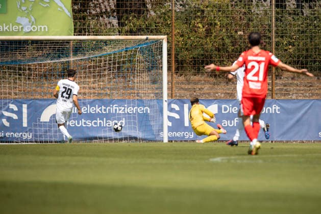16.08.2026, xhettx, Fussball Regionalliga Suedwest, VfR Mannheim - Eintracht Trier v.l. der Ball landet am Pfosten. Leon-Oumar Wechsel (SV Eintracht Trier, 1) im Glück (DFL DFB REGULATIONS PROHIBIT ANY USE OF PHOTOGRAPHS as IMAGE SEQUENCES and or QUASI-VIDEO) *** August 16, 2026, xhettx, Regional League Southwest Soccer, VfR Mannheim vs. Eintracht Trier: The ball hits the post. Leon Oumar is substituted for SV Eintracht Trier; 1 is lucky. DFL and DFB regulations prohibit any use of photographs as image sequences and or quasi-video.