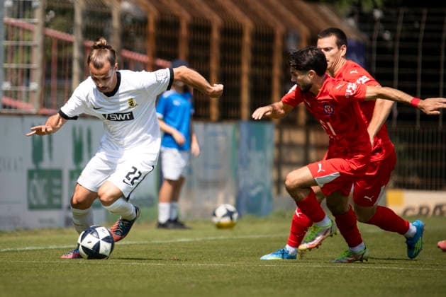 16.08.2026, xhettx, Fussball Regionalliga Suedwest, VfR Mannheim - Eintracht Trier v.l. Leonardo Zikora (VfR Mannheim, 22) verfolgt von 2 Spieler (DFL DFB REGULATIONS PROHIBIT ANY USE OF PHOTOGRAPHS as IMAGE SEQUENCES and or QUASI-VIDEO) *** August 16, 2026, xhettx, Regionalliga Southwest soccer, VfR Mannheim vs. Eintracht Trier, left: Leonardo Zikora (VfR Mannheim), 22, followed by 2 players. DFL and DFB regulations prohibit any use of photographs as image sequences and or quasi-video.