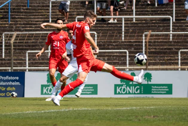 16.08.2026, xhettx, Fussball Regionalliga Suedwest, VfR Mannheim - Eintracht Trier v.l. Hans Juraj Hartmann (VfR Mannheim, 4) fälscht den Ball unhaltbar ab zum 0:1 (DFL DFB REGULATIONS PROHIBIT ANY USE OF PHOTOGRAPHS as IMAGE SEQUENCES and or QUASI-VIDEO) *** August 16, 2026, xhettx, Regional League Southwest Soccer, VfR Mannheim vs. Eintracht Trier, ref. Hans Juraj Hartmann (VfR Mannheim), 4 deflects the ball unstoppably for the 0–1. DFL and DFB regulations prohibit any use of photographs as image sequences and or quasi-video.