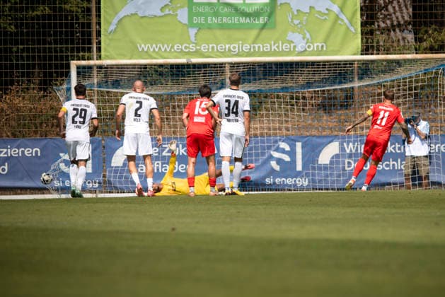 16.08.2026, xhettx, Fussball Regionalliga Suedwest, VfR Mannheim - Eintracht Trier v.l. Alexander Esswein (VfR Mannheim, 11) trifft zum 1:1 per Elfmeter (DFL DFB REGULATIONS PROHIBIT ANY USE OF PHOTOGRAPHS as IMAGE SEQUENCES and or QUASI-VIDEO) *** August 16, 2026, xhettx, Regionalliga Southwest soccer, VfR Mannheim vs. Eintracht Trier, left: Alexander Esswein (VfR Mannheim), scores the 1–1 equalizer on a penalty kick. DFL and DFB regulations prohibit any use of photographs as image sequences and or quasi-video.