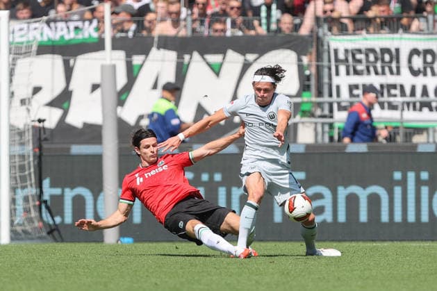 16.08.2026, xtgx, Fussball 2. Bundesliga, Hannover 96 - VfL Wolfsburg, v.l. Jean Hugonet (Hannover, 4) Fabian Reese (Wolfsburg, 11) Zweikampf, Duell, Kampf, tackle (DFL DFB REGULATIONS PROHIBIT ANY USE OF PHOTOGRAPHS as IMAGE SEQUENCES and or QUASI-VIDEO) Hannover *** August 16, 2026, xtgx, Soccer 2. Bundesliga, Hannover 96 vs. VfL Wolfsburg, from left: Jean Hugonet (Hannover), 4 Fabian Reese Wolfsburg, 11 Tackle, Duel, Battle, DFL DFB REGULATIONS PROHIBIT ANY USE OF PHOTOGRAPHS AS IMAGE SEQUENCES AND OR QUASI-VIDEO Hannover