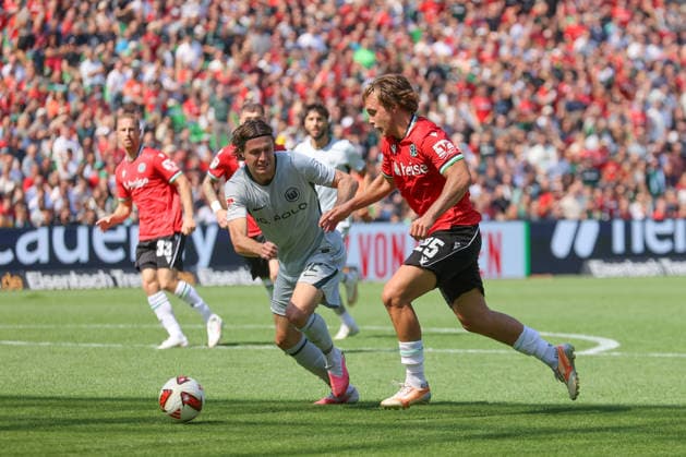 16.08.2026, xtgx, Fussball 2. Bundesliga, Hannover 96 - VfL Wolfsburg, v.l. Mattias Svanberg (Wolfsburg, 32) Lars Gindorf (Hannover, 25) (DFL DFB REGULATIONS PROHIBIT ANY USE OF PHOTOGRAPHS as IMAGE SEQUENCES and or QUASI-VIDEO) Hannover *** August 16, 2026, xtgx, Soccer 2. Bundesliga, Hannover 96 vs. VfL Wolfsburg, from left: Mattias Svanberg (Wolfsburg), 32 Lars Gindorf (Hannover), 25 DFL DFB REGULATIONS PROHIBIT ANY USE OF PHOTOGRAPHS AS IMAGE SEQUENCES AND OR QUASI-VIDEO Hannover