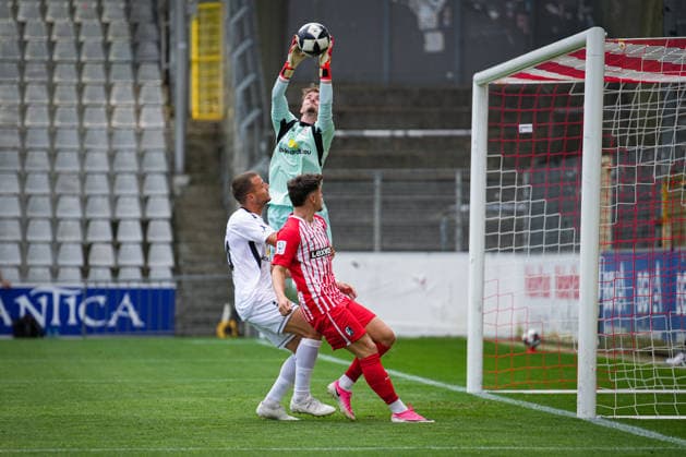Deutschland, Fußball, Regionalliga Südwest, Saison 2026 2027, 2. Spieltag, SC Freiburg II vs. KSV Hessen Kassel, Dreisamstadion (Freiburg): Finn Sauer (KSV Hessen Kassel, 34) Leon Maxime Catak (SC Freiburg II, 09) Freiburg Dreisamstadion Baden-Württemberg Deutschland *** Germany, Soccer, Regionalliga Southwest, 2026–2027 Season, Matchday 2, SC Freiburg II vs. KSV Hessen Kassel, Dreisamstadion, Freiburg; Finn Sauer (KSV Hessen Kassel), 34; Leon Maxime Catak (SC Freiburg II), 09; Freiburg, Dreisamstadion, Baden-Württemberg, Germany Copyright: xFINLEYxMÖRCHx