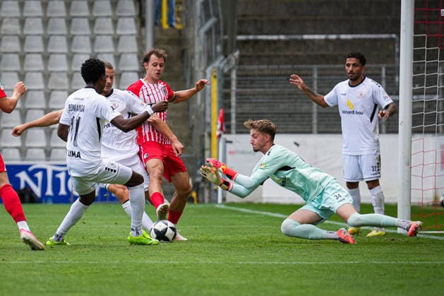 Deutschland, Fußball, Regionalliga Südwest, Saison 2026 2027, 2. Spieltag, SC Freiburg II vs. KSV Hessen Kassel, Dreisamstadion (Freiburg): Fabian Rüdlin (SC Freiburg II, 05) Tor, Torjubel, Freiburg Dreisamstadion Baden-Württemberg Deutschland *** Germany, Soccer, Regionalliga Southwest, 2026–2027 Season, Matchday 2, SC Freiburg II vs. KSV Hessen Kassel, Dreisamstadion, Freiburg; Fabian Rüdlin (SC Freiburg II), 5th goal, goal celebration, Freiburg, Dreisamstadion, Baden-Württemberg, Germany Copyright: xFINLEYxMÖRCHx