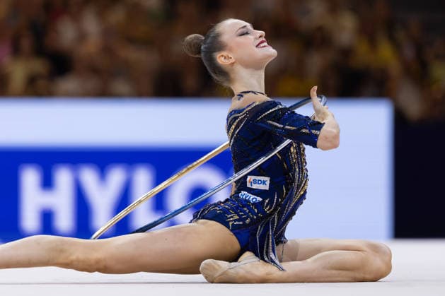 Weltmeisterschaft der Rhythmischen Sportgymnastik Darja Varfolomeev (Deutschland) während ihrer Übung mit dem Reifen. Weltmeisterschaft der Rhythmischen Sportgymnastik vom 11. bis zum 16. August in der Festhalle in Frankfurt am Main. Einzelfinale., Frankfurt am Main Hessen Deutschland Festhalle *** World Rhythmic Gymnastics Championships: Darja Varfolomeev of Germany during her hoop routine. World Rhythmic Gymnastics Championships, August 11–16, at the Festhalle in Frankfurt am Main. Individual Finals, Frankfurt am Main, Hesse, Germany, Festhalle