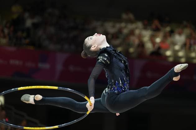 Eine Turnerin aus der Ukraine führt bei der Weltmeisterschaft der rhythmischen Sportgymnastik 2026 in der Festhalle Frankfurt einen Spagat-Sprung mit Reifen aus. Der Kopf ist weit nach hinten geneigt, der Körper in maximaler Streckung. Turnerin aus Team Ukraine mit Reifen beim Sprung bei der Rhythmischen Sportgymnastik WM 2026 *** A gymnast from Ukraine performs a split jump with a hoop at the 2026 Rhythmic Gymnastics World Championships in Frankfurt’s Festhalle. Her head is tilted far back, her body fully extended. A gymnast from Team Ukraine performs a jump with a hoop at the 2026 Rhythmic Gymnastics World Championships Copyright: xspeedshotx