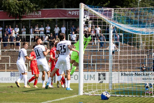 16.08.2026, xhettx, Fussball Regionalliga Suedwest, VfR Mannheim - Eintracht Trier v.l. David Nreca-Bisinger (VfR Mannheim, 1) hält überragend auf der Linie (DFL DFB REGULATIONS PROHIBIT ANY USE OF PHOTOGRAPHS as IMAGE SEQUENCES and or QUASI-VIDEO) *** August 16, 2026, xhettx, Regional League Southwest Soccer, VfR Mannheim vs. Eintracht Trier; from left: David Nreca, Bisinger, VfR Mannheim; No. 1 makes an outstanding save on the goal line. DFL and DFB regulations prohibit any use of photographs as image sequences and or quasi-video.