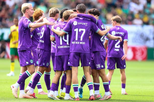 THE HAGUE, NETHERLANDS - AUGUST 16: FC Groningen celebrating the 0-1 of Thom van Bergen of FC Groningen during the Dutch Eredivisie match between ADO Den Haag and FC Groningen at Bingoal stadion on August 16, 2026 in The Hague, Netherlands.  Copyright: xMTB MBxMediax