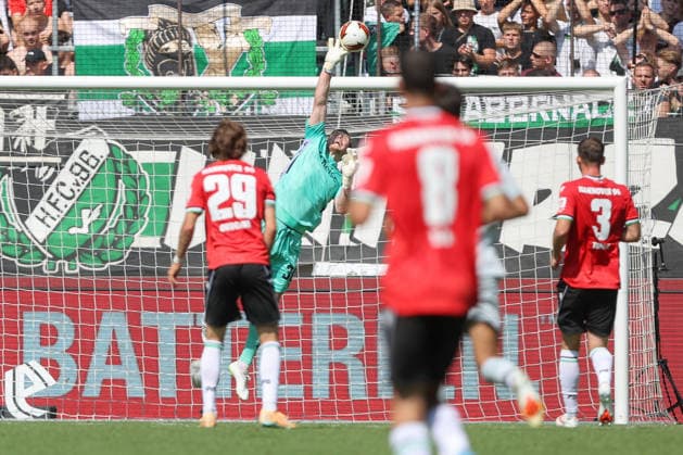 16.08.2026, xtgx, Fussball 2. Bundesliga, Hannover 96 - VfL Wolfsburg, v.l. Leo Weinkauf (Hannover, 30) Parade, haelt den Ball, faengt den Ball, pariert (DFL DFB REGULATIONS PROHIBIT ANY USE OF PHOTOGRAPHS as IMAGE SEQUENCES and or QUASI-VIDEO) Hannover *** August 16, 2026, xtgx, Soccer 2. Bundesliga, Hannover 96 vs. VfL Wolfsburg, from left: Leo Weinkauf (Hannover), 30, makes a save, catches the ball, blocks the shot. DFL and DFB regulations prohibit any use of photographs as image sequences and or quasi-video. Hannover
