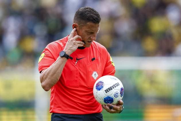 DEN HAAG , 16-08-2026 , WerkTalent Stadium , season 2026 2027 , Dutch Eredivisie football , match between ADO Den Haag and FC Groningen , picture shows referee Jeroen Manschot ADO - Groningen  x205773824x Copyright: