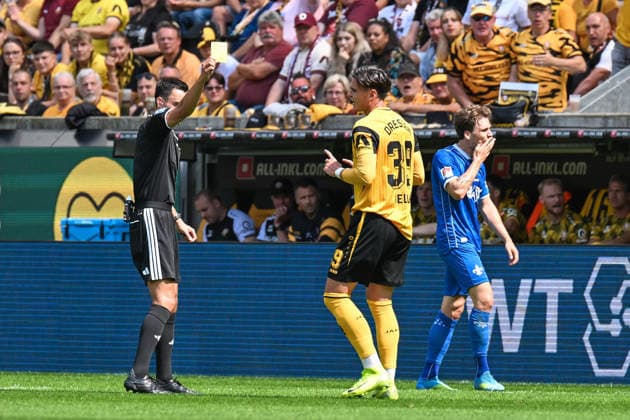 Fußball I Herren I Saison 2026-2027 I 2. Bundesliga I 2. Spieltag I SG Dynamo Dresden - SV Darmstadt 98 I 16.08.2026 Schiedsrichter Konrad Oldhafer zeigt Thomas Keller (39, SG Dynamo Dresden) die gelbe Karte Dresden Rudolf-Harbig-Stadion (Lennestr. 12) Sachsen Deutschland *** Soccer I Men’s I 2026–2027 Season I 2. Bundesliga I Matchday 2 I SG Dynamo Dresden vs. SV Darmstadt 98 I August 16, 2026 Referee Konrad Oldhafer shows Thomas Keller (39) SG Dynamo Dresden, a yellow card at the Rudolf Harbig Stadium, Lennestr. 12, Dresden, Saxony, Germany Copyright: xLobeca InesxHähnelx