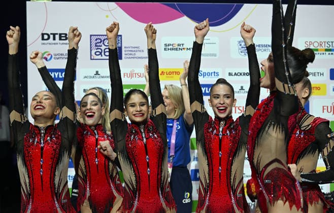 16.08.2026, xhbx, Rhythmische Sportgymnastik Weltmeisterschaft 2026, v.l. Team, Gruppe, Group, Mannschaft. Brasilien jubeln jubelt , 3 Reifen, 2 Keulen Übung Frankfurt am Main *** August 16, 2026, xhbx, 2026 Rhythmic Gymnastics World Championships, from left: Team, Group, Brazil team cheering, 3 hoops, 2 clubs routine, Frankfurt am Main