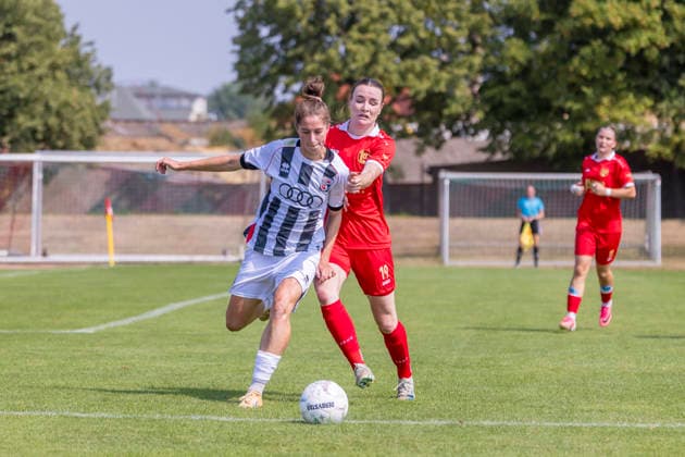 Erfurt, Deutschland 16. August 2026: DFB-Pokal Frauen - 2026 2027 - Play-off - 1. FFV Erfurt gegen FC Ingolstadt 04 Im Bild: v. li. im Zweikampf Emma Kusch (FCI) und Lea Schrenk (Erfurt) DFL DFB regulations prohibit any use of photographs as image sequences and or quasi-video Sportpark Johannesplatz Thüringen *** Erfurt, Germany, August 16, 2026, 2026–2027 DFB Women’s Cup, Playoff 1: FFV Erfurt vs. FC Ingolstadt 04. Pictured, from left, in a tackle: Emma Kusch (FCI) and Lea Schrenk (Erfurt). DFL and DFB regulations prohibit any use of photographs as image sequences and or quasi-video. Sportpark Johannesplatz, Thuringia Copyright: xFotostandx xSchäferx