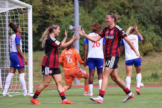 Herzogenaurach, Deutschland: 16.08.2026 - Testspiel - Olympique Lyon Frauen vs. Eintracht Frankfurt Frauen Im Bild: Torschützin Larissa Mühlhaus (SGE), rechts im Bild, macht das Tor zum 1:0 für Frankfurt Torschützin Larissa Mühlhaus (SGE) macht das Tor zum 1:0 für Frankfurt und jubelt mit Ereleta Memeti (SGE) *** Herzogenaurach, Germany, August 16, 2026 Friendly Match: Olympique Lyon Women vs. Eintracht Frankfurt Women Pictured: Goal scorer Larissa Mühlhaus (SGE), on the right in the photo, scores the 1–0 goal for Frankfurt. Goal scorer Larissa Mühlhaus (SGE) scores the 1–0 goal for Frankfurt and celebrates with Ereleta Memeti (SGE). Copyright: HMBxMedia MadeleinexFantini