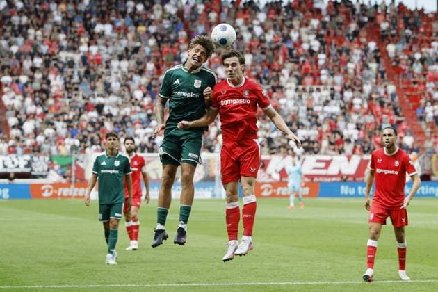 ENSCHEDE - (lr) Elias Sorensen of PEC Zwolle, Daan Rots of FC Twente during the Dutch Eredivisie match between FC Twente and PEC Zwolle at Stadion De Grolsch Veste on 16 August 2026 in Enschede, the Netherlands. VINCENT JANNINK ANP Eredivisie 2026-2027 xVIxANPxSportx xxANPxIVx 565610769 originalFilename: 565610769.jpg