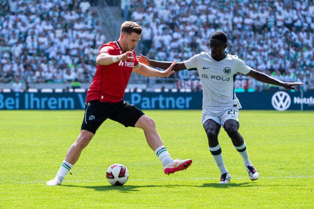 Hannover, Deutschland 16. August 2026: 2. BL - 2026 2027 - Sp. 2 - Hannover 96 gegen VfL Wolfsburg Im Bild: v. li. im Zweikampf Benjamin Källman Benjamin Kaellman (H96) und Sael Kumbedi (VfL) DFL DFB regulations prohibit any use of photographs as image sequences and or quasi-video Heinz von Heiden Arena Niedersachsen *** Hanover, Germany August 16, 2026 2. Bundesliga 2026–2027 Matchday 2 Hannover 96 vs. VfL Wolfsburg Pictured from left in a tackle: Benjamin Källman (H96) and Sael Kumbedi (VfL). DFL and DFB regulations prohibit any use of photographs as image sequences and or quasi-video. Heinz von Heiden Arena, Lower Saxony Copyright: xFotostandx xKruczynskix