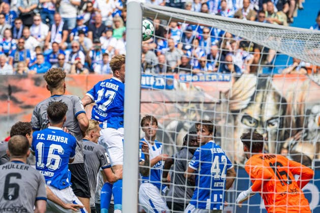 Sport Bilder des Tages Rostock, Deutschland 16. August 2026: 3. Liga - 2026 2027 - Sp. 2 - FC Hansa Rostock gegen SV Waldhof Mannheim Im Bild: 4.v.li. Florian Carstens (Hansa Rostock) macht das Tor zum 3:3 *** Rostock, Germany, August 16, 2026, 3. Liga 2026–2027, Matchday 2: FC Hansa Rostock vs. SV Waldhof Mannheim. Pictured, fourth from the left: Florian Carstens. Hansa Rostock scores the goal to tie the game at 3–3. Copyright: xFotostandx xVoelkerx