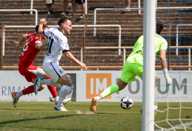 16.08.2026, xhettx, Fussball Regionalliga Suedwest, VfR Mannheim - Eintracht Trier v.l. Robin Tim Becker (VfR Mannheim, 16) ung Jonas Singer (SV Eintracht Trier, 31) im Zweikampf (DFL DFB REGULATIONS PROHIBIT ANY USE OF PHOTOGRAPHS as IMAGE SEQUENCES and or QUASI-VIDEO) *** August 16, 2026, xhettx, Regional League Southwest Soccer, VfR Mannheim vs. Eintracht Trier: Robin Tim Becker (VfR Mannheim, 16) and Jonas Singer (SV Eintracht Trier, 31) in a tackle. DFL and DFB regulations prohibit any use of photographs as image sequences and or quasi-video.