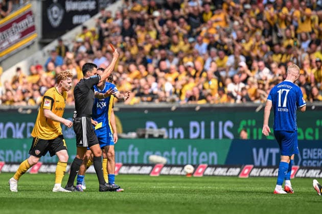 Fußball I Herren I Saison 2026-2027 I 2. Bundesliga I 2. Spieltag I SG Dynamo Dresden - SV Darmstadt 98 I 16.08.2026 Schiedsrichter Konrad Oldhafer zeigt Kai Klefisch (17, SV Darmstadt 98) die rote Karte Dresden Rudolf-Harbig-Stadion (Lennestr. 12) Sachsen Deutschland *** Soccer I Men’s I 2026–2027 Season I 2. Bundesliga I Matchday 2 I SG Dynamo Dresden vs. SV Darmstadt 98 I August 16, 2026 Referee Konrad Oldhafer shows Kai Klefisch (17), SV Darmstadt 98, a red card at the Rudolf Harbig Stadium, Lennestr. 12, Dresden, Saxony, Germany Copyright: xLobeca InesxHähnelx