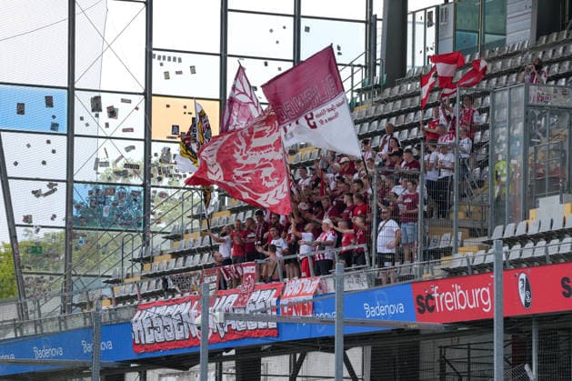Fans im Gästeblock , Deutschland, Fussball, Regionalliga Südwest, 2.Spieltag, 2026 2027, SC Freiburg II vs. KSV Hessen Kassel, 16.08.2026, Dreisamstadion, Freiburg Freiburg Dreisamstadion Baden-Wuerttemberg Deutschland *** Fans in the visitors section, Germany, soccer, Regionalliga Südwest, Matchday 2, 2026–2027, SC Freiburg II vs. KSV Hessen Kassel, August 16, 2026, Dreisamstadion, Freiburg, Dreisamstadion, Baden-Württemberg, Germany Copyright: xArnexAmbergx