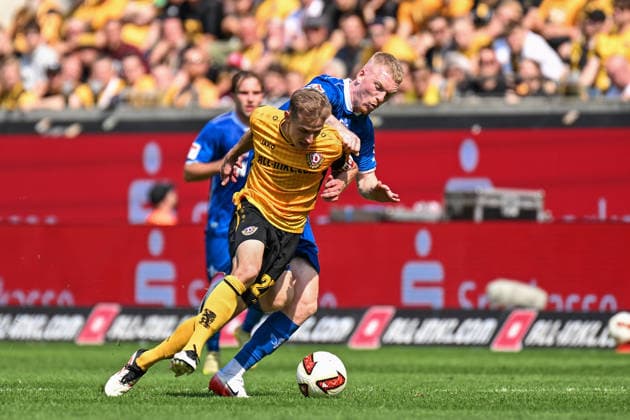 Fußball I Herren I Saison 2026-2027 I 2. Bundesliga I 2. Spieltag I SG Dynamo Dresden - SV Darmstadt 98 I 16.08.2026 Dieser Zweikampf gegen Niklas Hauptmann (27, SG Dynamo Dresden) bringt Kai Klefisch (17, SV Darmstadt 98) die 2. gelbe Karte und somit gelb-rot im Spiel ein Dresden Rudolf-Harbig-Stadion (Lennestr. 12) Sachsen Deutschland *** Soccer I Men’s I 2026–2027 Season I 2. Bundesliga I Matchday 2 I SG Dynamo Dresden vs. SV Darmstadt 98 I August 16, 2026 This tackle against Niklas Hauptmann (27), SG Dynamo Dresden, resulted in Kai Klefisch (17), SV Darmstadt 98, his second yellow card of the match, resulting in a red card. The match took place at the Rudolf Harbig Stadium in Dresden, Lennestr. 12, Saxony, Germany. Copyright: xLobeca InesxHähnelx