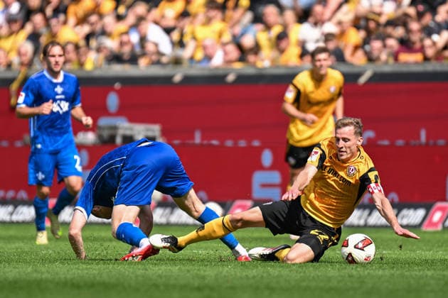 Fußball I Herren I Saison 2026-2027 I 2. Bundesliga I 2. Spieltag I SG Dynamo Dresden - SV Darmstadt 98 I 16.08.2026 Verhängnisvoller Zweikampf von Kai Klefisch (17, SV Darmstadt 98) an Niklas Hauptmann (27, SG Dynamo Dresden). Das Foul wird im Anschluss mit der gelben und roten Karte geahndet Dresden Rudolf-Harbig-Stadion (Lennestr. 12) Sachsen Deutschland *** Soccer I Men’s I 2026–2027 Season I 2. Bundesliga I Matchday 2 I SG Dynamo Dresden vs. SV Darmstadt 98 I August 16, 2026 Fateful tackle by Kai Klefisch 17, SV Darmstadt 98 on Niklas Hauptmann 27, SG Dynamo Dresden. The foul is subsequently penalized with a yellow and a red card. Dresden, Rudolf Harbig Stadium, Lennestr. 12, Saxony, Germany Copyright: xLobeca InesxHähnelx