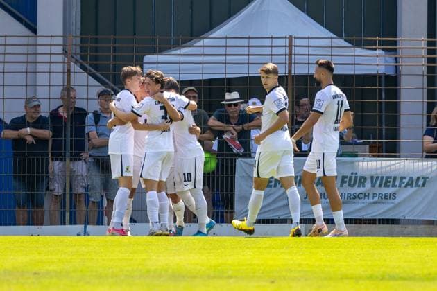 Fußball Regionalliga Südwest 2026 27, 2. Spieltag: VfR Mannheim gegen Eintracht Trier***Jubel bei den Spielern von Trier nach dem Führungstreffer zum 1:0 *** 2026-27 Southwest Regional Soccer League, Matchday 2: VfR Mannheim vs. Eintracht Trier***Jubilation among the Trier players after scoring the opening goal to make it 1-0 Copyright: xUdoxHerrmannx