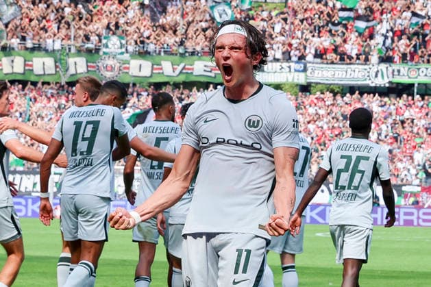 Fabian Reese (VfL Wolfsburg) bejubelt seinen Treffer zum 0:1 waehrend des Spiels der 2. Bundesliga zwischen Hannover 96 und VfL Wolfsburg, Heinz von Heiden Arena am 16. August 2026 in Hannover, Deutschland. (Foto von Marco Steinbrenner DeFodi Images) +++ Fabian Reese (VfL Wolfsburg) celebrates after scoring his teams first goal during the 2nd Bundesliga match between Hannover 96 and VfL Wolfsburg at Heinz von Heiden Arena on August 16, 2026 in Hanover, Germany. (Photo by Marco Steinbrenner DeFodi Images) DFB DFL REGULATIONS PROHIBIT ANY USE OF PHOTOGRAPHS AS IMAGE SEQUENCES AND OR QUASI-VIDEO. (Photo by Marco Steinbrenner DeFodi Images) - *** Fabian Reese of VfL Wolfsburg celebrates his goal to make it 0–1 during the 2. Bundesliga match between Hannover 96 and VfL Wolfsburg, Heinz von Heiden Arena on August 16, 2026, in Hanover, Germany. Photo by Marco Steinbrenner, DeFodi Images. Fabian Reese of VfL Wolfsburg celebrates after scoring his team’s first goal during the 2. Bundesliga match between Hannover 96 and VfL Wolfsburg at Heinz von Heiden Arena on August 16, 2026 in Hanover, Germany. Photo by Marco Steinbrenner, DeFodi Images. DFB and DFL regulations prohibit any use of photographs as image sequences and or quasi-video. Photo by Marco Steinbrenner, DeFodi Images.