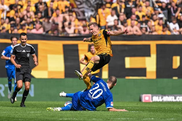 Fußball I Herren I Saison 2026-2027 I 2. Bundesliga I 2. Spieltag I SG Dynamo Dresden - SV Darmstadt 98 I 16.08.2026 Zweikampf Aleksandar Vukotic (20, SV Darmstadt 98) rutscht mit Ball unter Niklas Hauptmann (27, SG Dynamo Dresden) durch Dresden Rudolf-Harbig-Stadion (Lennestr. 12) Sachsen Deutschland *** Soccer I Men’s I 2026–2027 Season I 2. Bundesliga I Matchday 2 I SG Dynamo Dresden vs. SV Darmstadt 98 I August 16, 2026 – Tackle by Aleksandar Vukotic (20), SV Darmstadt 98 slides in with the ball past Niklas Hauptmann (27), SG Dynamo Dresden at the Rudolf Harbig Stadium, Lennestr. 12, Dresden, Saxony, Germany Copyright: xLobeca InesxHähnelx