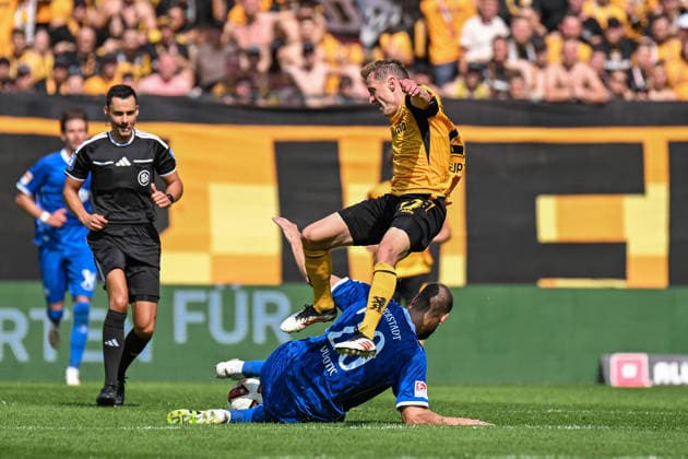 Fußball I Herren I Saison 2026-2027 I 2. Bundesliga I 2. Spieltag I SG Dynamo Dresden - SV Darmstadt 98 I 16.08.2026 Zweikampf Aleksandar Vukotic (20, SV Darmstadt 98) rutscht mit Ball unter Niklas Hauptmann (27, SG Dynamo Dresden) durch Dresden Rudolf-Harbig-Stadion (Lennestr. 12) Sachsen Deutschland *** Soccer I Men’s I 2026–2027 Season I 2. Bundesliga I Matchday 2 I SG Dynamo Dresden vs. SV Darmstadt 98 I August 16, 2026 – Tackle by Aleksandar Vukotic (20), SV Darmstadt 98 slides in with the ball past Niklas Hauptmann (27), SG Dynamo Dresden at the Rudolf Harbig Stadium, Lennestr. 12, Dresden, Saxony, Germany Copyright: xLobeca InesxHähnelx