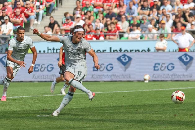 16.08.2026, xtgx, Fussball 2. Bundesliga, Hannover 96 - VfL Wolfsburg, v.l. Fabian Reese (Wolfsburg, 11) schiesst Tor, schießt, Torschuetze, erzielt Tor, Treffer, scores the goal Elfmeter (DFL DFB REGULATIONS PROHIBIT ANY USE OF PHOTOGRAPHS as IMAGE SEQUENCES and or QUASI-VIDEO) Hannover *** August 16, 2026, xtgx, Soccer 2. Bundesliga, Hannover 96 vs. VfL Wolfsburg, from left: Fabian Reese (Wolfsburg), 11 scores a goal, shoots, goal scorer, scores a goal, goal, scores the goal, penalty kick, DFL, DFB REGULATIONS PROHIBIT ANY USE OF PHOTOGRAPHS as IMAGE SEQUENCES and or QUASI-VIDEO, Hannover
