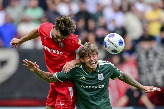 ENSCHEDE , 16-08-2026 , Stadium Grolsch Veste , season 2026 2027 , Dutch Eredivisie football , match between FC Twente and PEC Zwolle , picture shows FC Twente player Bart van Rooij and PEC Zwolle player Elias Sorenson Twente - PEC  x205775355x Copyright: