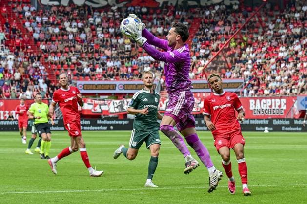 ENSCHEDE , 16-08-2026 , Stadium Grolsch Veste , season 2026 2027 , Dutch Eredivisie football , match between FC Twente and PEC Zwolle , picture shows PEC Zwolle goalkeeper Jasper Schendelaar Twente - PEC  x205775359x Copyright: