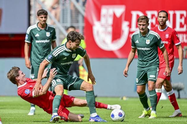 ENSCHEDE , 16-08-2026 , Stadium Grolsch Veste , season 2026 2027 , Dutch Eredivisie football , match between FC Twente and PEC Zwolle , picture shows FC Twente player Daan Rots and PEC Zwolle player Tobias Sommer Twente - PEC  x205775372x Copyright: