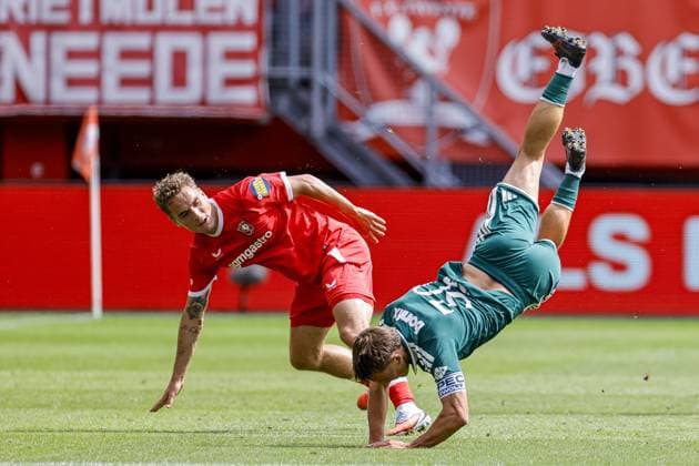 Sport Bilder des Tages ENSCHEDE , 16-08-2026 , Stadium Grolsch Veste , season 2026 2027 , Dutch Eredivisie football , match between FC Twente and PEC Zwolle , picture shows FC Twente player Aske Adelgaard and PEC Zwolle player Ryan Thomas Twente - PEC  x205775407x Copyright: