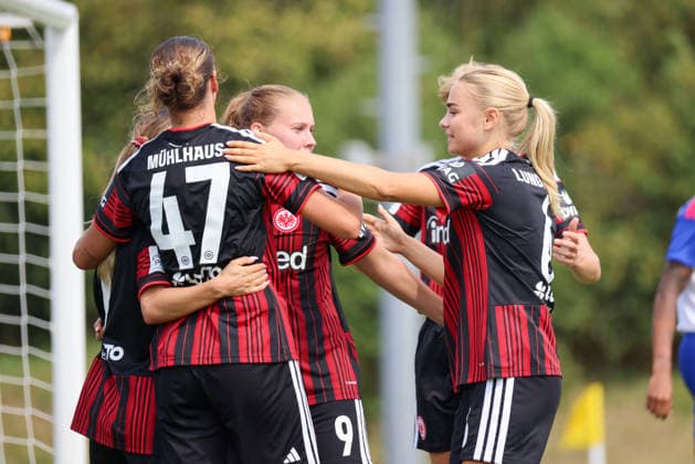 Herzogenaurach, Deutschland: 16.08.2026 - Testspiel - Olympique Lyon Frauen vs. Eintracht Frankfurt Frauen Im Bild: v.li. Torschützin Larissa Mühlhaus (SGE) macht das Tor zum 1:0 für Frankfurt Torschützin Larissa Mühlhaus (SGE) macht das Tor zum 1:0 für Frankfurt und jubelt mit ihren Mannschaftskolleginnen *** Herzogenaurach, Germany, August 16, 2026: Friendly match between Olympique Lyon Women and Eintracht Frankfurt Women. Pictured from left: Goal scorer Larissa Mühlhaus (SGE) scores the 1–0 goal for Frankfurt. Goal scorer Larissa Mühlhaus (SGE) scores the 1–0 goal for Frankfurt and celebrates with her teammates Copyright: HMBxMedia MadeleinexFantini