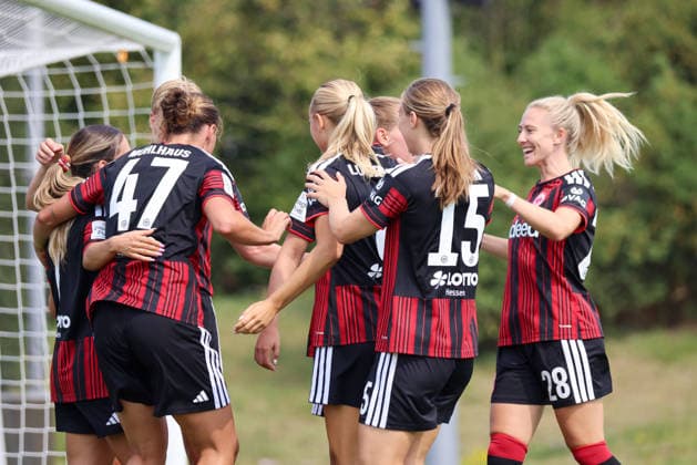 Herzogenaurach, Deutschland: 16.08.2026 - Testspiel - Olympique Lyon Frauen vs. Eintracht Frankfurt Frauen Im Bild: v.li. de Zweite Torschützin Larissa Mühlhaus (SGE) macht das Tor zum 1:0 für Frankfurt Torschützin Larissa Mühlhaus (SGE) macht das Tor zum 1:0 für Frankfurt und jubelt mit ihren Mannschaftskolleginnen *** Herzogenaurach, Germany, August 16, 2026, Friendly Match: Olympique Lyon Women vs. Eintracht Frankfurt Women. Pictured from left: Larissa Mühlhaus (SGE), the second goal scorer, scores the 1–0 goal for Frankfurt. Goal scorer Larissa Mühlhaus (SGE) scores the 1–0 goal for Frankfurt and celebrateswith her teammates Copyright: HMBxMedia MadeleinexFantini