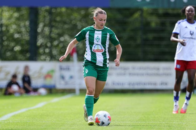 Chiara D Angelo (SV Werder Bremen, 2) am Ball, Einzelbild, Ganzkörper, Aktion, Action, Spielszene, 16.08.2026, Rotenburg (Wümme) (Deutschland), Fussball, Testspiel Frauen, SV Werder Bremen - Hamburger SV *** Chiara D Angelo, SV Werder Bremen, No. 2 with the ball, single frame, full-body shot, action, game scene, August 16, 2026, Rotenburg Wümme, Germany, soccer, women s friendly match, SV Werder Bremen, Hamburger SV xobx