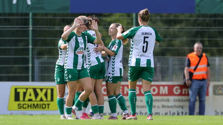 Spielerinnen des SV Werder Bremen mit Torjubel, Jubel, jubeln, jubelt, optimistisch, Spielszene, Highlight, Freude über das Tor zum 1:0, 16.08.2026, Rotenburg (Wümme) (Deutschland), Fussball, Testspiel Frauen, SV Werder Bremen - Hamburger SV *** SV Werder Bremen players celebrating a goal, cheering, jubilant, optimistic, game scene, highlight, joy over the 1–0 goal, August 16, 2026, Rotenburg Wümme, Germany, soccer, women’s friendly match, SV Werder Bremen vs. Hamburger SV xobx