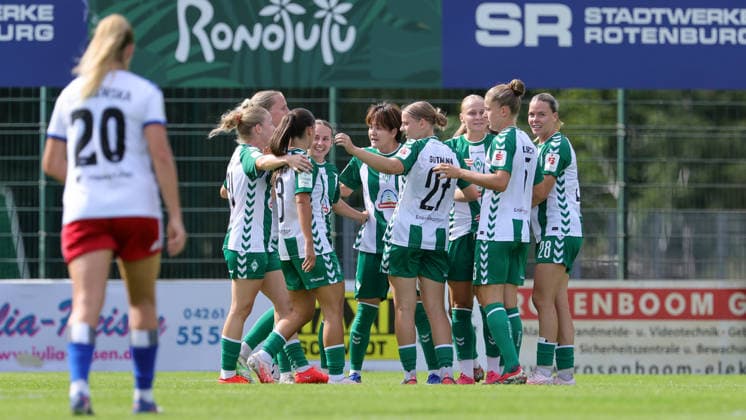 Spielerinnen des SV Werder Bremen mit Torjubel, Jubel, jubeln, jubelt, optimistisch, Spielszene, Highlight, Freude über das Tor zum 1:0, 16.08.2026, Rotenburg (Wümme) (Deutschland), Fussball, Testspiel Frauen, SV Werder Bremen - Hamburger SV *** SV Werder Bremen players celebrating a goal, cheering, jubilant, optimistic, game scene, highlight, joy over the 1–0 goal, August 16, 2026, Rotenburg Wümme, Germany, soccer, women’s friendly match, SV Werder Bremen vs. Hamburger SV xobx