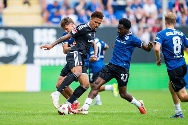 16.08.2026 - Fußball, 2026 2027, 2. Bundesliga, 2. Spieltag, DSC Arminia Bielefeld - FC Energie Cottbus: (L-R) Joel Grodowski (Bielefeld), Justin Butler (Cottbus), Benjamin Boakye (Bielefeld) DFL REGULATIONS PROHIBIT ANY USE OF PHOTOGRAPHS AS IMAGE SEQUENCES AND OR QUASI-VIDEO. *** August 16, 2026 Soccer, 2026–2027, 2. Bundesliga, Matchday 2, DSC Arminia Bielefeld vs. FC Energie Cottbus; Referee: Joel Grodowski (Bielefeld), Justin Butler (Cottbus), Benjamin Boakye (Bielefeld); DFL regulations prohibit any use of photographs as image sequences and or quasi-video