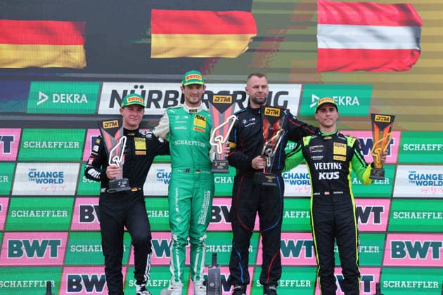 Nürburg, Deutschland 15.- 16. August 2026: DTM - 2026 - Nürburgring - Rennen 2 Sonntag Im Bild: vL: Tom Kalender (GER 84), Marco Wittmann (GER 11), Schuberth Motorsport Mechaniker Chris Werner, Thomas Preining (GER 91) auf dem Podium für das Siegerfoto mit Pokal Nürburgring Rheinland-Pfalz *** Nürburg, Germany, August 15–16, 2026; DTM 2026 Nürburgring Race 2, Sunday. Pictured from left: Tom Kalender (GER 84), Marco Wittmann GER 11, Schuberth Motorsport mechanic Chris Werner, and Thomas Preining GER 91 on the podium for the winner’s photo with the trophy at the Nürburgring, Rhineland-Palatinate Copyright: xFotostandx xFWMEDIAx