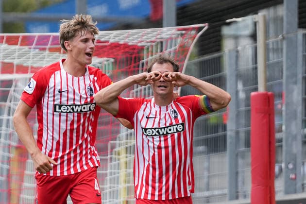 Marius Klein (SC Freiburg II, 04), Fabian Rüdlin Fabian Ruedlin (SC Freiburg II, 05) Torjubel, Emotionen, Torschuss, Abschluss, Torerfolg, Treffer , Deutschland, Fussball, Regionalliga Südwest, 2.Spieltag, 2026 2027, SC Freiburg II vs. KSV Hessen Kassel, 16.08.2026, Dreisamstadion, Freiburg Freiburg Dreisamstadion Baden-Wuerttemberg Deutschland *** Marius Klein, SC Freiburg II, 04, Fabian Rüdlin SC Freiburg II, 05 Goal celebration, Emotions, Shot on goal, Finish, Goal scored, Goal, Germany, Soccer, Regionalliga Südwest, Matchday 2, 2026–2027, SC Freiburg II vs. KSV Hessen Kassel, August 16, 2026, Dreisamstadion, Freiburg, Dreisamstadion, Baden-Württemberg, Germany Copyright: xArnexAmbergx