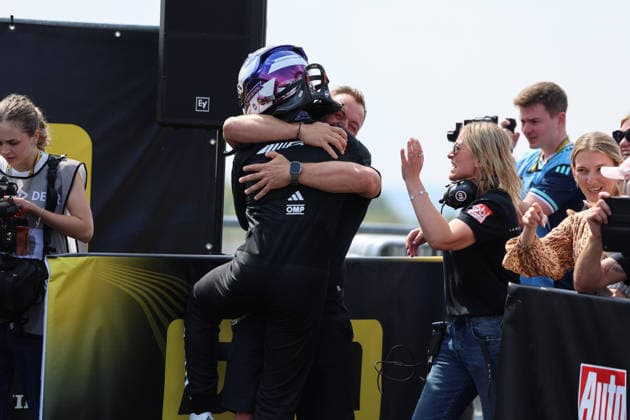 Nürburg, Deutschland 15.- 16. August 2026: DTM - 2026 - Nürburgring - Rennen 2 Sonntag Im Bild: Tom Kalender (GER 84) jubelt mit seiner Familie nach dem zweiten Platz im Parc Ferme Nürburgring Rheinland-Pfalz *** Nürburg, Germany, August 15–16, 2026; 2026 DTM Nürburgring Race 2, Sunday; Pictured: Tom Kalender (GER 84) celebrates with his family after finishing second in the Parc Ferme at the Nürburgring, Rhineland-Palatinate Copyright: xFotostandx xFWMEDIAx