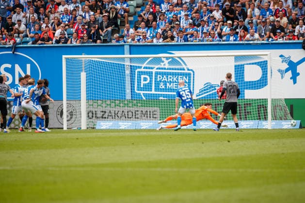 Nr.9 Andreas Voglsammer (Rostock) trifft zum 1:2 gegen Jan Niemann (Waldhof) GER, FC Hansa Rostock vs. SV Waldhof Mannheim, Fußball, Männer, 3.Liga, 02.Spieltag, Spielzeit 2026 2027, 16.08.2026 Rostock Ostseestadion Mecklenburg - Vorpommern Deutschland *** No. 9 Andreas Voglsammer of Rostock scores the 1-2 goal against Jan Niemann of Waldhof GER; FC Hansa Rostock vs. SV Waldhof Mannheim; Soccer; Men; 3rd Division; Matchday 2; 2026–2027 Season; August 16, 2026, Rostock Ostseestadion, Mecklenburg-Western Pomerania, Germany