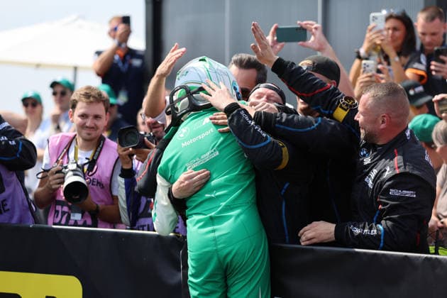 Nürburg, Deutschland 15.- 16. August 2026: DTM - 2026 - Nürburgring - Rennen 2 Sonntag Im Bild: Marco Wittmann (GER 11) jubelt über seinen Sieg im Parc Ferme mit dem Team Nürburgring Rheinland-Pfalz *** Nürburg, Germany, August 15–16, 2026; 2026 DTM Nürburgring Race 2, Sunday; Pictured: Marco Wittmann (GER 11) celebrates his victory in the Parc Ferme with Team Nürburgring Rhineland-Palatinate Copyright: xFotostandx xFWMEDIAx