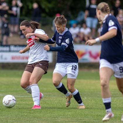 Sarah Dittrich ( 19; SV Meppen) und Janice Hausschildt ( 13; FC St. Pauli) beim Zweikampf um den Ball. Im Hintergrund ist eine weitere Meppen-Spielerin mit Rückennummer 9 zu sehen. Sarah Dittrich ( 19; SV Meppen) im Zweikampf gegen FC St. Pauli *** Sarah Dittrich (No. 19, SV Meppen) and Janice Hausschildt (No. 13, FC St. Pauli) battle for the ball. In the background, another Meppen player wearing No. 9 can be seen. Sarah Dittrich (No. 19, SV Meppen) battles for the ball against FC St. Pauli. Copyright: xAndreasxTolksdorfx