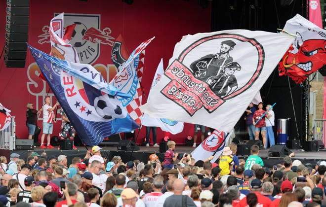 RB Leipzig Ð Saisoneroeffnung Bundesliga Leipzig, 16.08.2026, Festwiese vor der Red Bull Arena, Fussball, 1.Bundesliga, RB Leipzig, Saisoneröffnung , Im Bild: Season Heat Up 2026. Bühne mit Fanfahnen. , Nur zur redaktionellen Nutzung. Only editorial use. , *** RB Leipzig – Bundesliga Season Opener, Leipzig, August 16, 2026, Festwiese in front of the Red Bull Arena, Soccer, Bundesliga 1, RB Leipzig, Season Opener, Pictured: Season Heat Up 2026 stage with fan flags, For editorial use only, Picture Point