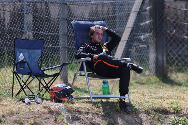 Nürburg, Deutschland 15.- 16. August 2026: DTM - 2026 - Nürburgring - Rennen 2 Sonntag Im Bild: Ben Dörr Doerr (GER 25) sitzt nach seinem Ausfall auf dem Campingstuhl der Marshals und ist enttaeuscht Nürburgring Rheinland-Pfalz *** Nürburg, Germany, August 15–16, 2026; DTM 2026 Nürburgring Race 2, Sunday. Pictured: Ben Dörr (GER, 25) sits on a marshal s camping chair after his retirement, looking disappointed. Nürburgring, Rhineland-Palatinate Copyright: xFotostandx xFWMEDIAx