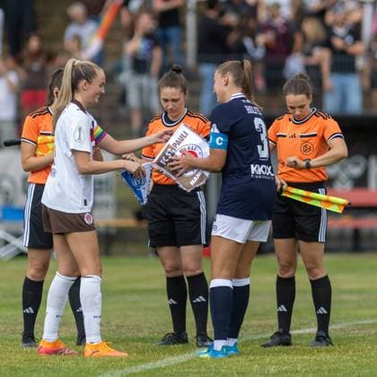 Die Kapitänin des FC St. Pauli Annie Kingman-Brüning ( 14; FC St. Pauli) und Nina Rolfes ( 3; SV Meppen) tauschen vor dem Spiel in der Adolf-Jäger-Kampfbahn Wimpel aus. Zwei Schiedsrichterinnen in orangenen Trikots begleiten die Zeremonie. Kapitäninnen beim Wimpeltausch vor dem Anpfiff in Hamburg *** FC St. Pauli captain Annie Kingman Brüning (No. 14, FC St. Pauli) and Nina Rolfes (No. 3, SV Meppen) exchange pennants before the game at the Adolf Jäger Kampfbahn. Two female referees in orange jerseys oversee the ceremony. Captains exchanging pennants before the kickoff in Hamburg Copyright: xAndreasxTolksdorfx